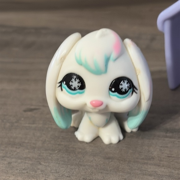 PRE OWNED HASBRO Littlest Pet Shop - Purple Camping Tent & Snow Bunny Rabbit - Picture 3 of 15